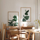 Conjunto de dos cuadros con ramas de eucalipto en tonos verdes sobre fondo blanco. Disponible en kudeko.com.