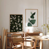 Wandbild mit weißen Blumen vor dunkelgrünem Hintergrund, mit ruhigem natürlichem und dekorativem Stil. Erhältlich auf kudeko.com