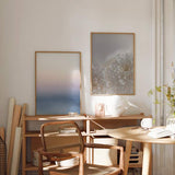 Cuadro de flores blancas en primer plano con luz suave, ideal para decoraciones modernas y nórdicas. Disponible en kudeko.com.