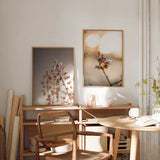 Quadro minimalista com flores secas e luz quente, ideal para uma decoração nórdica elegante e tranquila. Disponível em kudeko.com