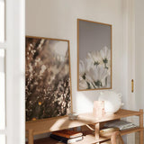 Cuadro minimalista con luz dorada sobre un campo natural y efecto bokeh. Disponible en kudeko.com.