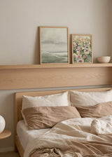 Quadro com ramo floral de rosas e peónias em tons de creme, rosa envelhecido, branco e verde suave, sobre fundo cinzento-claro, de estilo floral delicado. Disponível em kudeko.com