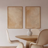 Conjunto de dos cuadros con formas abstractas difusas, líneas suaves, fondo crema y beige, composición ligera en tonos arena, de estilo abstracto. Disponible en kudeko.com