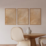 Tableau abstrait encadré avec traits fins, formes diffuses et fond doux en tons crème, beige et sable, dans un style épuré et apaisant. Disponible sur kudeko.com