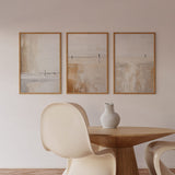 Cuadro de escena costera serena con dos figuras lejanas, reflejos suaves, tonos arena, beige y blanco roto, estilo naturaleza y paisajes. Disponible en kudeko.com
