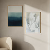 Cuadro abstracto con degradado azul petróleo y fondo blanco, kudeko.com