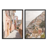 Conjunto de dois quadros com rua italiana de fachadas rosadas e vista costeira de uma aldeia em encosta, em tons de areia, terracota, bege e azul suave, com estilo fotográfico luminoso. Disponível em kudeko.com