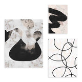 Conjunto de tres cuadros con formas abstractas negras, grises y beige, manchas orgánicas, siluetas redondeadas y líneas curvas sobre fondo claro, de estilo abstracto. Disponible en kudeko.com