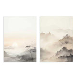Set aus zwei Wandbildern mit nebliger Morgenlandschaft, weichen Bergen, dunklen Bäumen, beige-grauem Nebel und ruhigem Naturstil für eine harmonische Wandgestaltung. Erhältlich auf kudeko.com