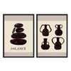 Conjunto de dos cuadros con piedras apiladas y jarrones negros de formas orgánicas sobre fondo beige cálido, de estilo minimalista. Disponible en kudeko.com