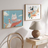 Cuadro infantil con ilustración de perro piloto volando en un avión rodeado de nubes. kudeko.com