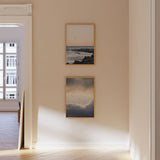 Cuadro minimalista de aves volando entre las nubes al amanecer, evocando calma y libertad. Disponible en kudeko.com.