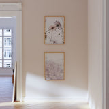 Cuadro minimalista con flores silvestres en tonos suaves sobre fondo blanco, ideal para decoraciones nórdicas. Disponible en kudeko.com.