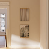 Cuadro minimalista en blanco y negro con hojas de palma, ideal para decoración moderna, disponible en kudeko.com.