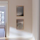 Wandbild mit fliegenden Vögeln in einem grauen, wolkigen Himmel, das Freiheit und Ruhe in einer harmonischen Wanddekoration vermittelt. Erhältlich auf kudeko.com