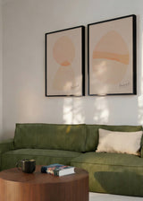 Ensemble de deux tableaux avec formes organiques abstraites en beige, crème et pêche doux sur fond clair, dans un style minimaliste aux lignes souples et équilibrées. Disponible sur kudeko.com
