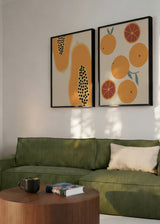 Ensemble de deux tableaux avec oranges entières et en tranches, papayes ouvertes, fond clair, tons orange, crème, noir et vert doux, style illustration décorative contemporaine. Disponible sur kudeko.com