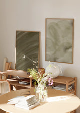 Conjunto de dos cuadros decorativos de estilo minimalista y orgánico, díptico abstracto en tonos salvia y tierra, modelo Two Combo - Bruma de Salvia