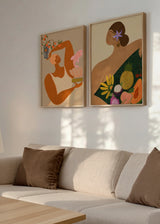 Conjunto de dos cuadros decorativos de estilo minimalista y orgánico, dúo de mujeres con peces y frutas tropicales, modelo Two Combo - Fish and Oranges