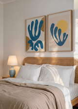 Conjunto de dos cuadros decorativos de estilo minimalista y orgánico, dúo abstracto orgánico con formas botánicas y sol, modelo Two Combo - Solar Embrace and Plant