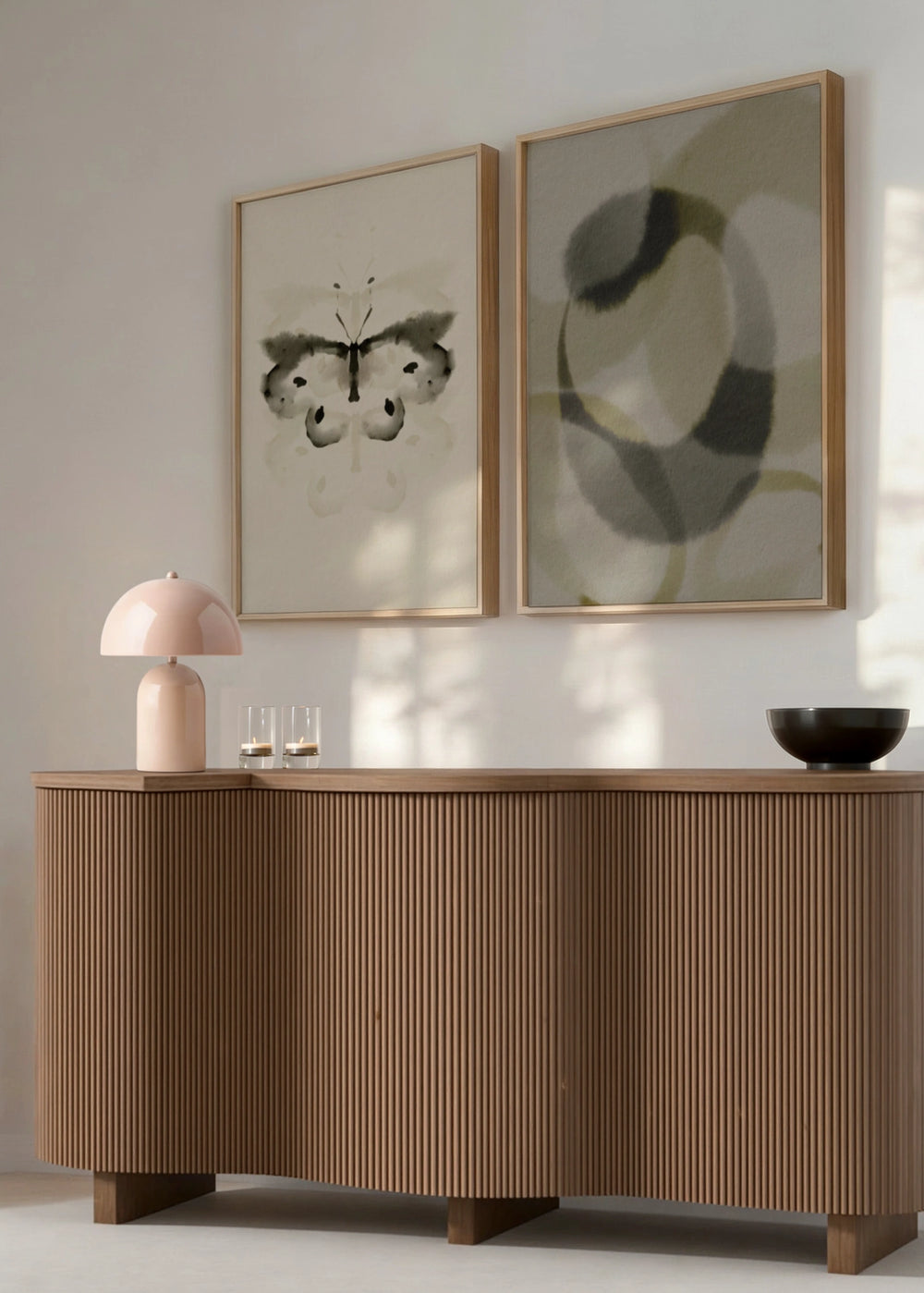Conjunto de dos cuadros decorativos de estilo minimalista y sereno, dúo abstracto en tonos neutros con mariposa etérea, modelo Two Combo - Velo de Mariposa