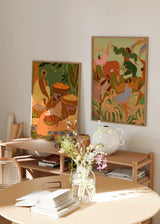 Conjunto de dos cuadros decorativos de estilo orgánico y abstracto, mujeres entre flores y naturaleza en tonos cálidos, modelo Two Combo - Flower Sisters