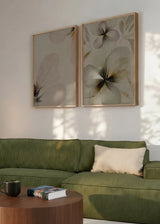 Conjunto de dos cuadros decorativos de estilo orgánico y minimalista, flores suaves en acuarela, modelo Two Combo - Susurro de Flores