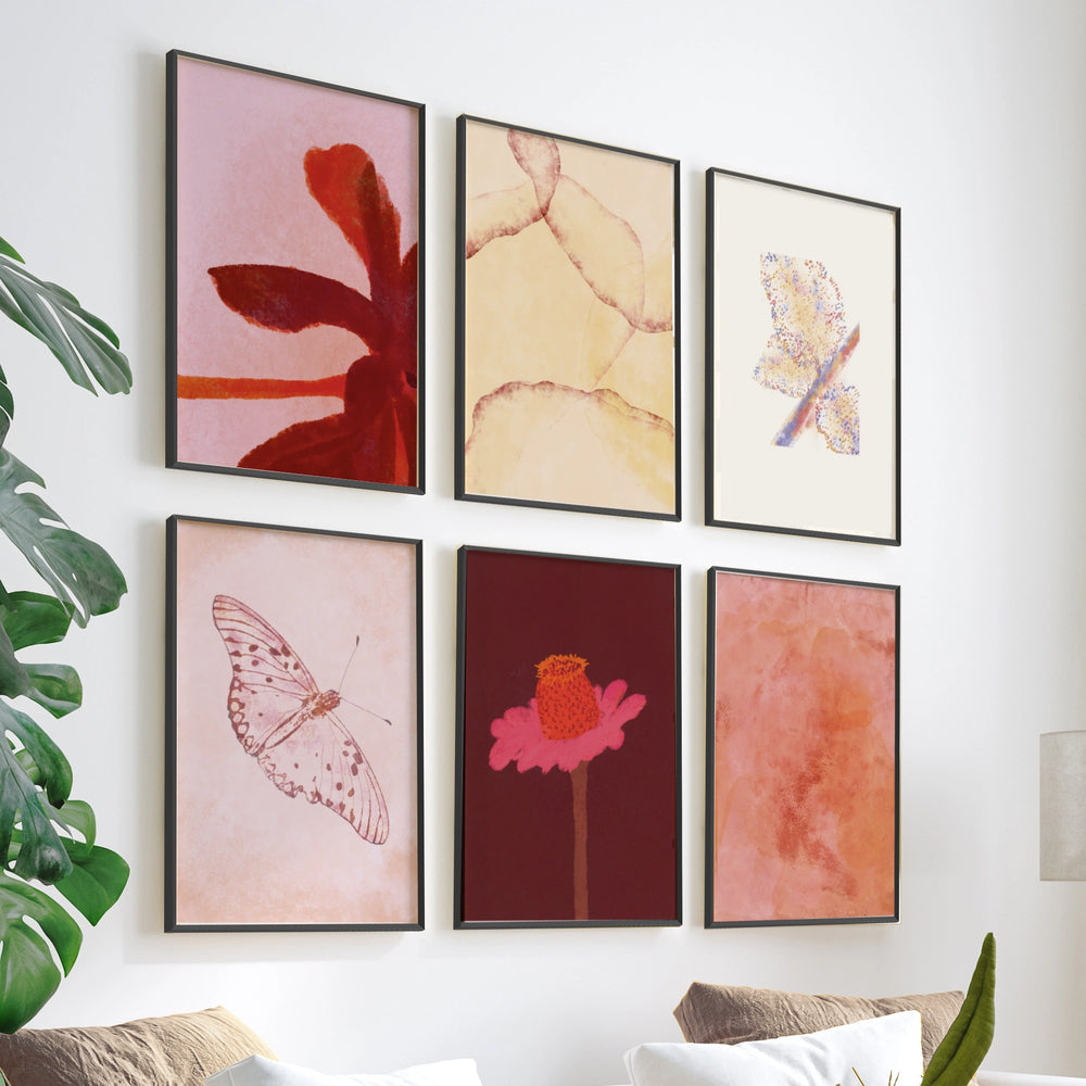 Set aus sechs dekorativen Wandbildern im organischen und abstrakten Stil, organische Komposition aus Blumen und Schmetterling in Terrakottatönen, Modell Six Combo - Organische Stille. Erhältlich auf kudeko.com