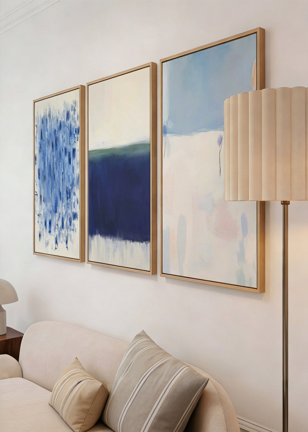 Set aus drei Wandbildern mit abstrakten Motiven in Marineblau, Hellblau, Off-White und sanftem Beige, im zeitgenössischen und ausgewogenen Stil für die Wandgestaltung. Erhältlich auf kudeko.com
