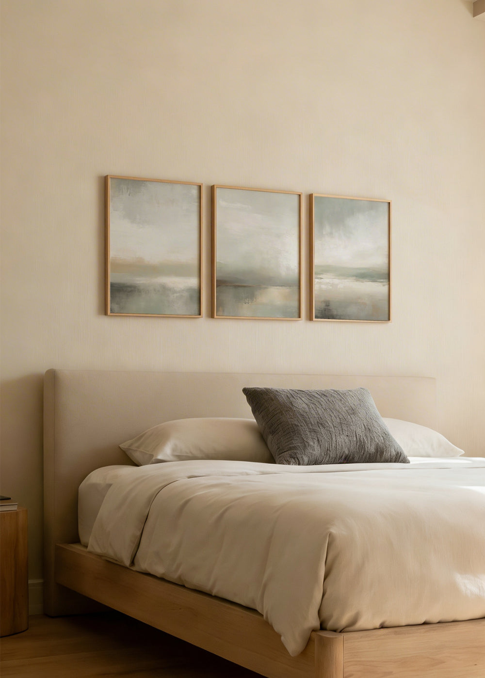 Conjunto de três quadros com paisagem abstrata, horizonte difuso, reflexos suaves, tons bege, cinza claro, branco partido e verde sálvia, num estilo abstrato luminoso e depurado. Disponível em kudeko.com