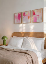 Ensemble de trois tableaux avec composition abstraite en rose, fuchsia, pêche et blanc, avec aplats doux, lignes gestuelles et style abstrait contemporain. Disponible sur kudeko.com