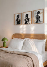 Conjunto de três quadros com silhuetas femininas abstratas em preto, cinzento, bege e detalhes dourados sobre fundo claro, num estilo abstrato contemporâneo. Disponível em kudeko.com