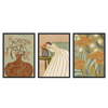 Conjunto de tres cuadros decorativos con marco de estilo orgánico y ilustración, trío botánico con mujer y flores en tonos terracota, modelo Three Combo - Woman Admiring Flowers