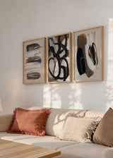 Set aus drei Wandbildern in minimalistischem abstraktem Design mit modernen Formen in Braun, Schwarz und Weiß für eine zeitgemäße Dekoration. Erhältlich auf kudeko.com