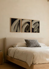Ensemble de tableaux abstraits minimalistes marron avec traits fluides et fond sombre, dans un style décoratif épuré. Disponible sur kudeko.com
