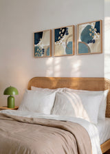 Ensemble de trois tableaux avec formes abstraites organiques en bleu pétrole, bleu clair, beige et crème, détails dorés et style contemporain équilibré. Disponible sur kudeko.com