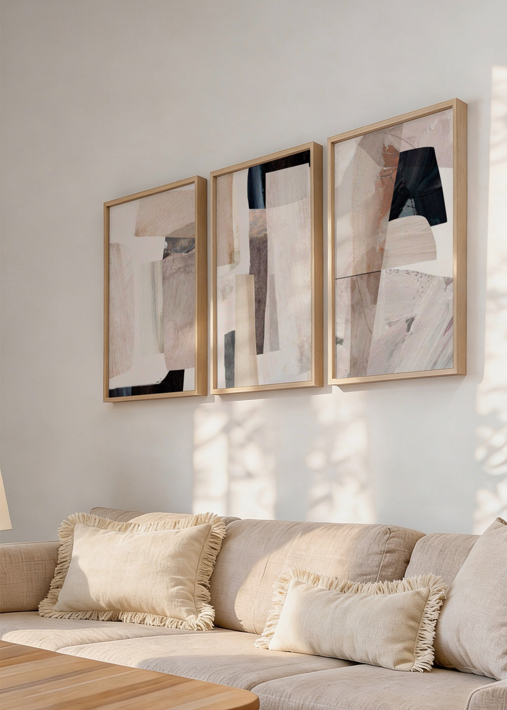 Conjunto de tres cuadros decorativos de estilo minimalista y abstracto, composición abstracta en tonos arcilla y neutros, modelo Three Combo - Clay