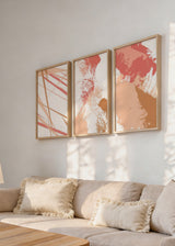 Set aus drei Wandbildern mit abstrakten Formen, Flächen in Weiß, Altrosa, Beige und Kamelbraun, diagonalen Linien und moderner Komposition im abstrakten Stil. Erhältlich auf kudeko.com
