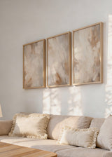 Ensemble de trois tableaux avec composition abstraite en tons crème, beige, sable et gris taupe doux, avec formes diffuses et style contemporain équilibré pour décoration murale. Disponible sur kudeko.com