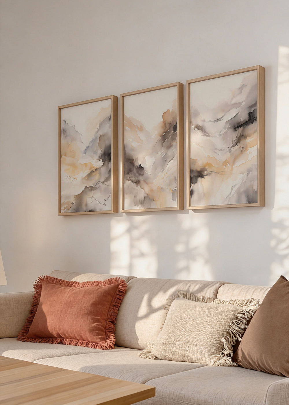 Ensemble de trois tableaux avec paysage abstrait aux tons beige, gris fumée, blanc et noir doux, composition fluide et style contemporain épuré pour décoration murale encadrée. Disponible sur kudeko.com