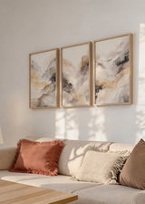 Set aus drei Wandbildern mit abstrakter Landschaft in Beige, Rauchgrau, Weiß und sanftem Schwarz, fließender Komposition und reduziertem zeitgenössischem Stil als gerahmte Wandkunst. Erhältlich auf kudeko.com