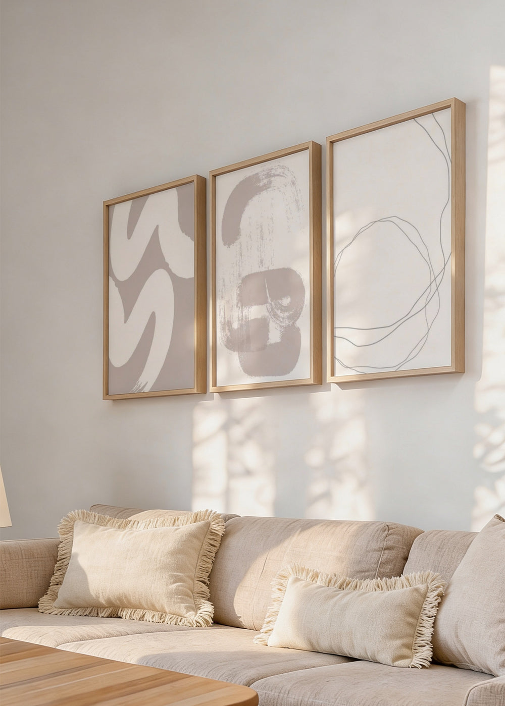 Set aus drei gerahmten Wandbildern mit sanften abstrakten Formen, feinen organischen Linien und Tönen in Beige, Sand und Hellgrau auf weißem Hintergrund, im klaren modernen abstrakten Stil. Erhältlich auf kudeko.com