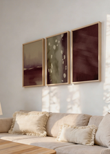Conjunto de tres cuadros decorativos de estilo minimalista y orgánico, composición abstracta en tonos otoñales burdeos, modelo Three Combo - Horizonte de Otoño