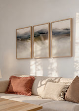 Set aus drei Wandbildern mit abstrakter Landschaft und nebligem Horizont in Beige, Grau, Off-White und sanftem Schwarz, fließende Komposition im abstrakten Stil für ruhige Wandgestaltung. Erhältlich auf kudeko.com