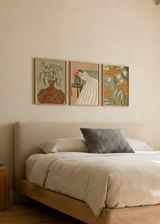 Conjunto de tres cuadros decorativos de estilo minimalista y orgánico, tríptico floral orgánico con mujer y jarrones, modelo Three Combo - Woman Admiring Flowers