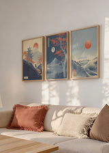 Conjunto de três quadros emoldurados com paisagens japonesas, pagode, monte nevado, lago, lua e árvores coral em tons azul acinzentado, branco e vermelho suave, de estilo vintage sereno. Disponível em kudeko.com