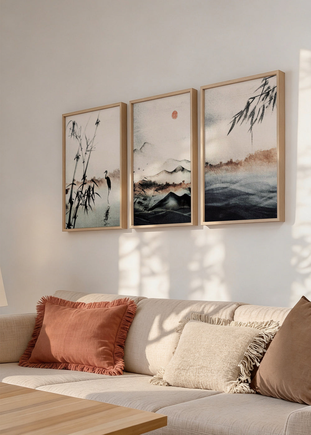 Conjunto de três quadros com paisagem oriental, montanhas esbatidas, bambu, ave pernalta e água tranquila em tons de preto, cinzento e bege suave, de estilo minimalista. Disponível em kudeko.com