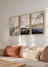 Set aus drei Wandbildern mit orientalischer Landschaft, verschwommenen Bergen, Bambus, Stelzvogel und ruhigem Wasser in Schwarz, Grau und sanftem Beige, im minimalistischen Stil. Erhältlich auf kudeko.com