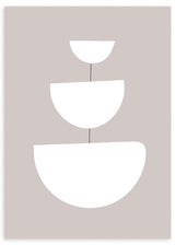 Quadro emoldurado com três formas semicirculares brancas alinhadas sobre fundo taupe suave, linhas finas centrais e composição geométrica equilibrada de estilo depurado. Disponível em kudeko.com
