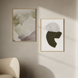 Cuadro con composición abstracta de formas superpuestas en blanco roto, beige, gris topo y verde oliva, con líneas doradas finas y textura suave, de estilo abstracto. Disponible en kudeko.com